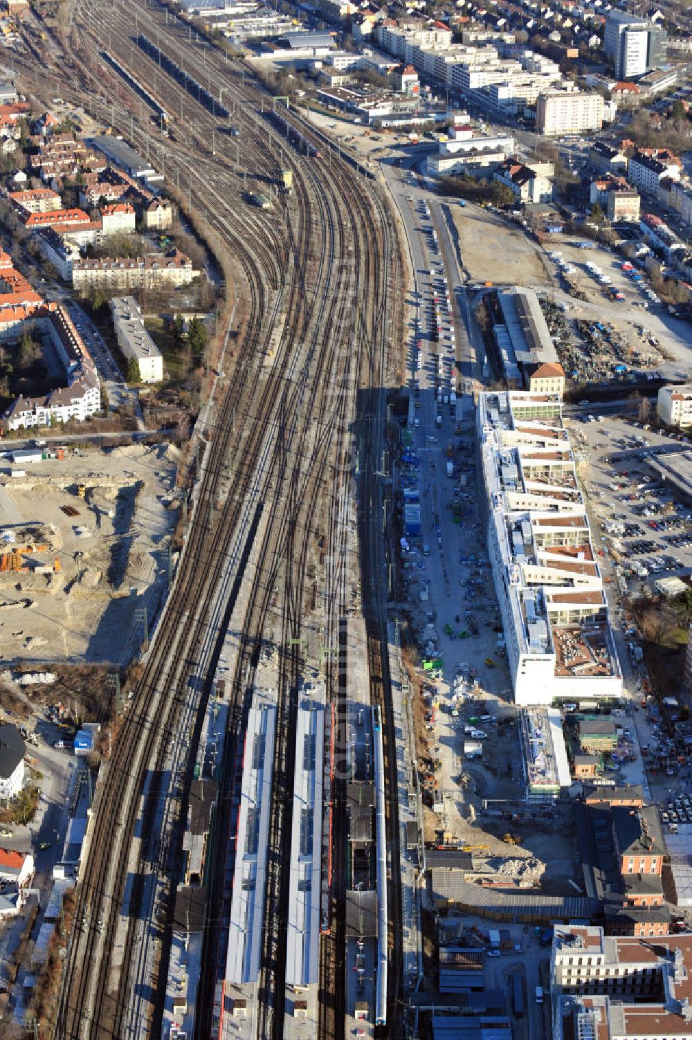 München-Pasing from the bird's eye view: Baustelle / Neubau des Einkaufszentrums Pasing Arcaden, an der Bäckerstraße Ecke Kaflerstraße, sieben Tage vor der Eröffnung direkt am Bahnhof München-Pasing in Bayern. Ein Projekt der mfi management für immobilien AG.