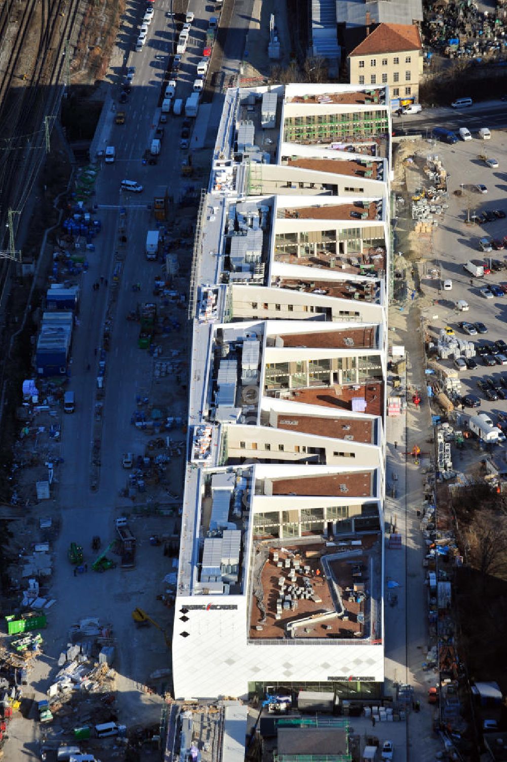 Aerial image München-Pasing - Baustelle / Neubau des Einkaufszentrums Pasing Arcaden, an der Bäckerstraße Ecke Kaflerstraße, sieben Tage vor der Eröffnung direkt am Bahnhof München-Pasing in Bayern. Ein Projekt der mfi management für immobilien AG.