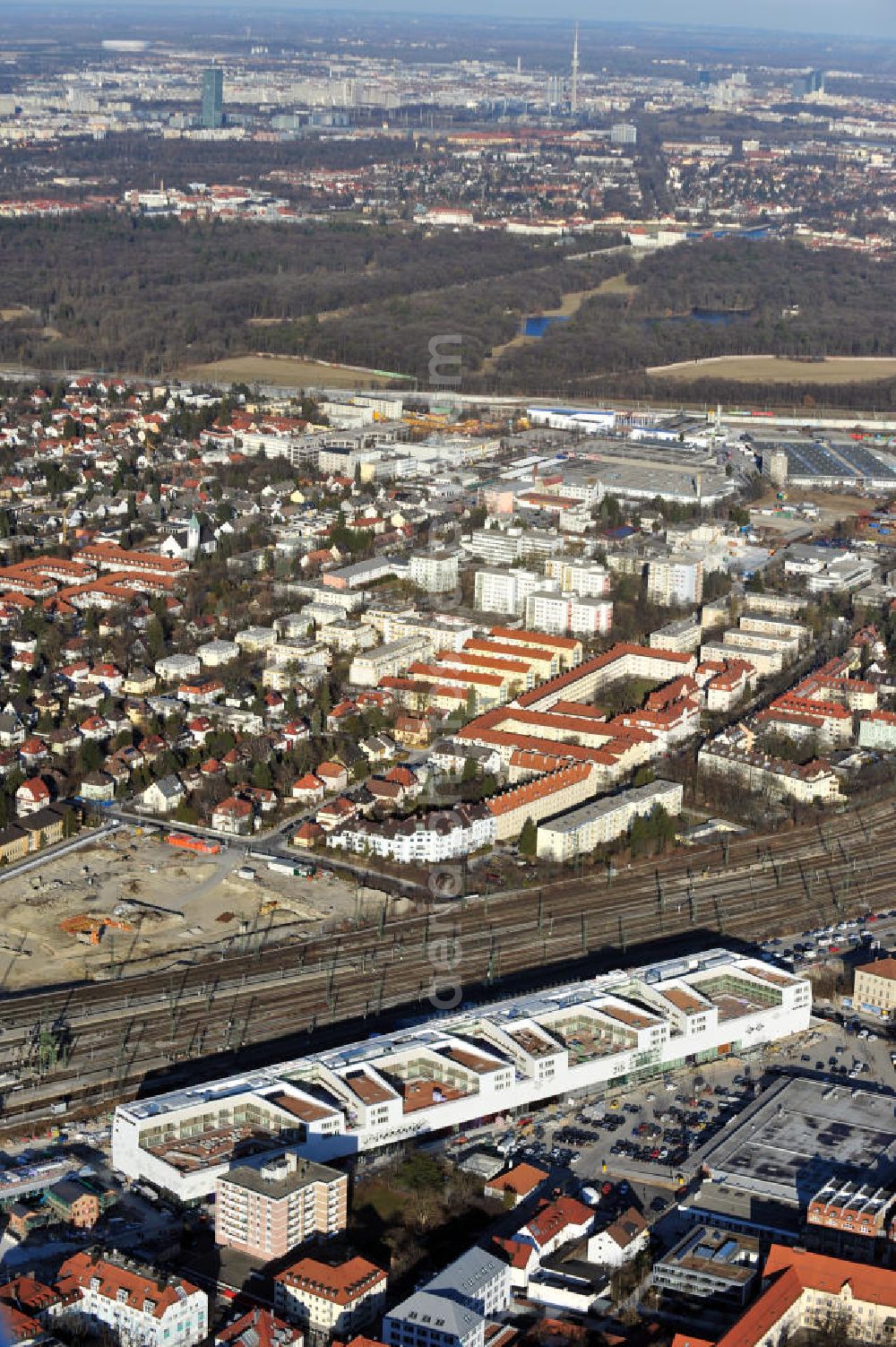 Aerial photograph München-Pasing - Baustelle / Neubau des Einkaufszentrums Pasing Arcaden, an der Bäckerstraße Ecke Kaflerstraße, sieben Tage vor der Eröffnung direkt am Bahnhof München-Pasing in Bayern. Ein Projekt der mfi management für immobilien AG.