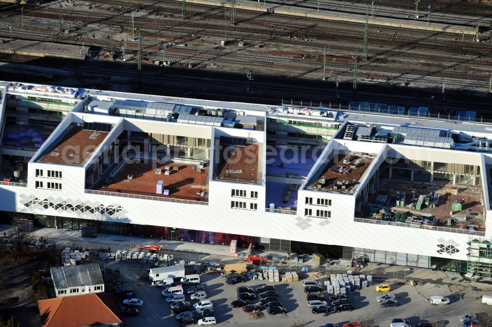 München-Pasing from above - Baustelle / Neubau des Einkaufszentrums Pasing Arcaden, an der Bäckerstraße Ecke Kaflerstraße, sieben Tage vor der Eröffnung direkt am Bahnhof München-Pasing in Bayern. Ein Projekt der mfi management für immobilien AG.