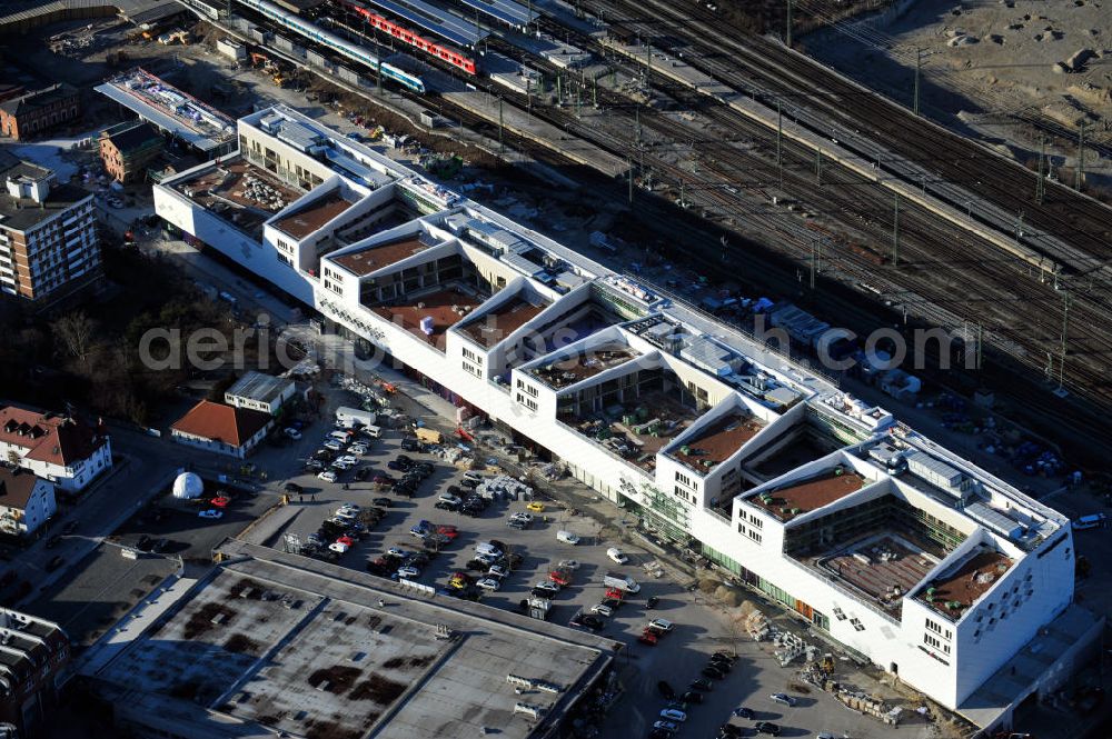 München-Pasing from the bird's eye view: Baustelle / Neubau des Einkaufszentrums Pasing Arcaden, an der Bäckerstraße Ecke Kaflerstraße, sieben Tage vor der Eröffnung direkt am Bahnhof München-Pasing in Bayern. Ein Projekt der mfi management für immobilien AG.