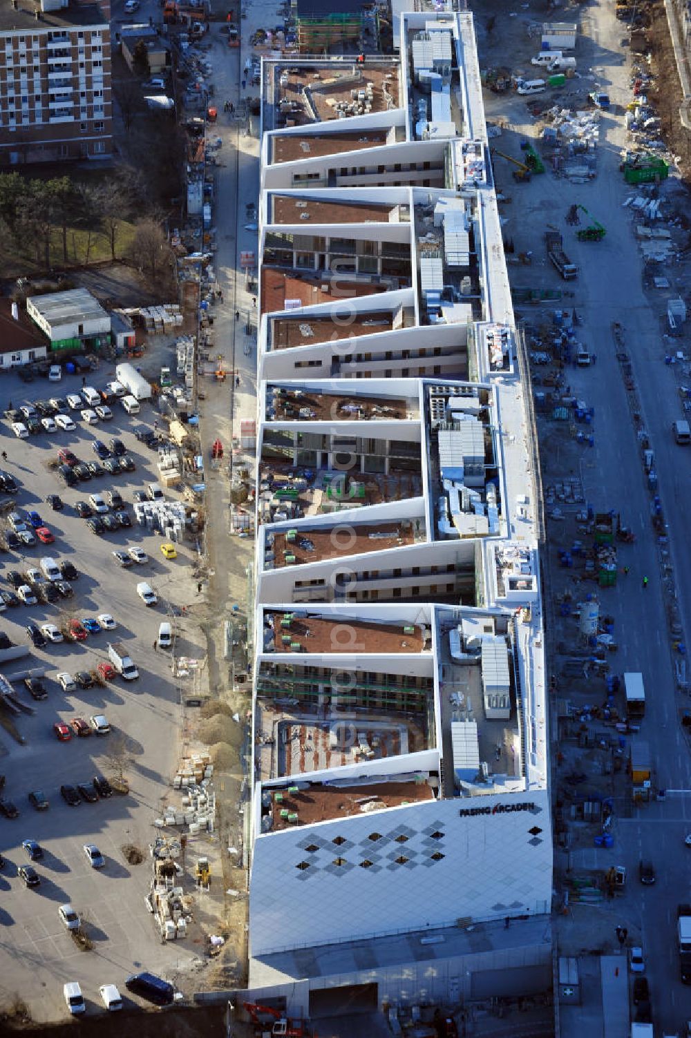 Aerial image München-Pasing - Baustelle / Neubau des Einkaufszentrums Pasing Arcaden, an der Bäckerstraße Ecke Kaflerstraße, sieben Tage vor der Eröffnung direkt am Bahnhof München-Pasing in Bayern. Ein Projekt der mfi management für immobilien AG.