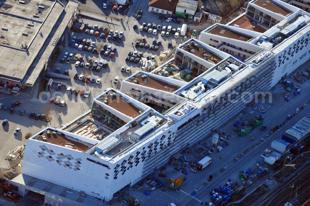 München-Pasing from above - Baustelle / Neubau des Einkaufszentrums Pasing Arcaden, an der Bäckerstraße Ecke Kaflerstraße, sieben Tage vor der Eröffnung direkt am Bahnhof München-Pasing in Bayern. Ein Projekt der mfi management für immobilien AG.