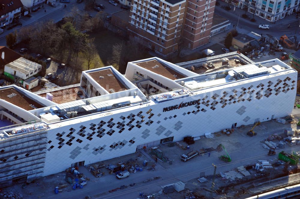 München-Pasing from the bird's eye view: Baustelle / Neubau des Einkaufszentrums Pasing Arcaden, an der Bäckerstraße Ecke Kaflerstraße, sieben Tage vor der Eröffnung direkt am Bahnhof München-Pasing in Bayern. Ein Projekt der mfi management für immobilien AG.