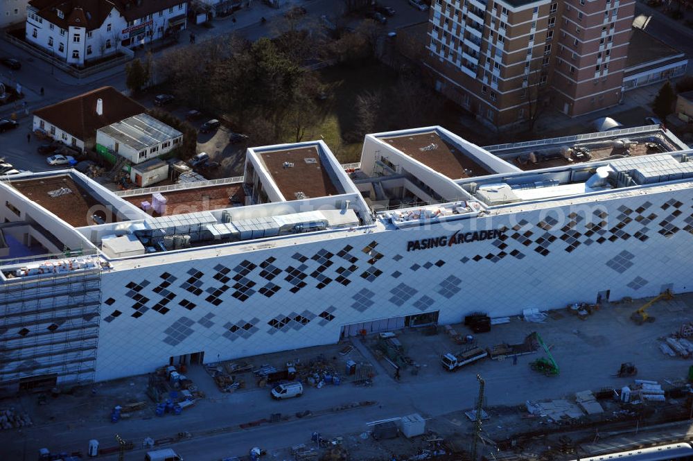 Aerial image München-Pasing - Baustelle / Neubau des Einkaufszentrums Pasing Arcaden, an der Bäckerstraße Ecke Kaflerstraße, sieben Tage vor der Eröffnung direkt am Bahnhof München-Pasing in Bayern. Ein Projekt der mfi management für immobilien AG.