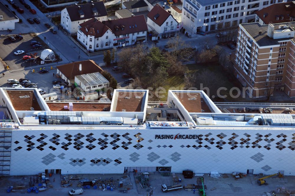 Aerial photograph München-Pasing - Baustelle / Neubau des Einkaufszentrums Pasing Arcaden, an der Bäckerstraße Ecke Kaflerstraße, sieben Tage vor der Eröffnung direkt am Bahnhof München-Pasing in Bayern. Ein Projekt der mfi management für immobilien AG.