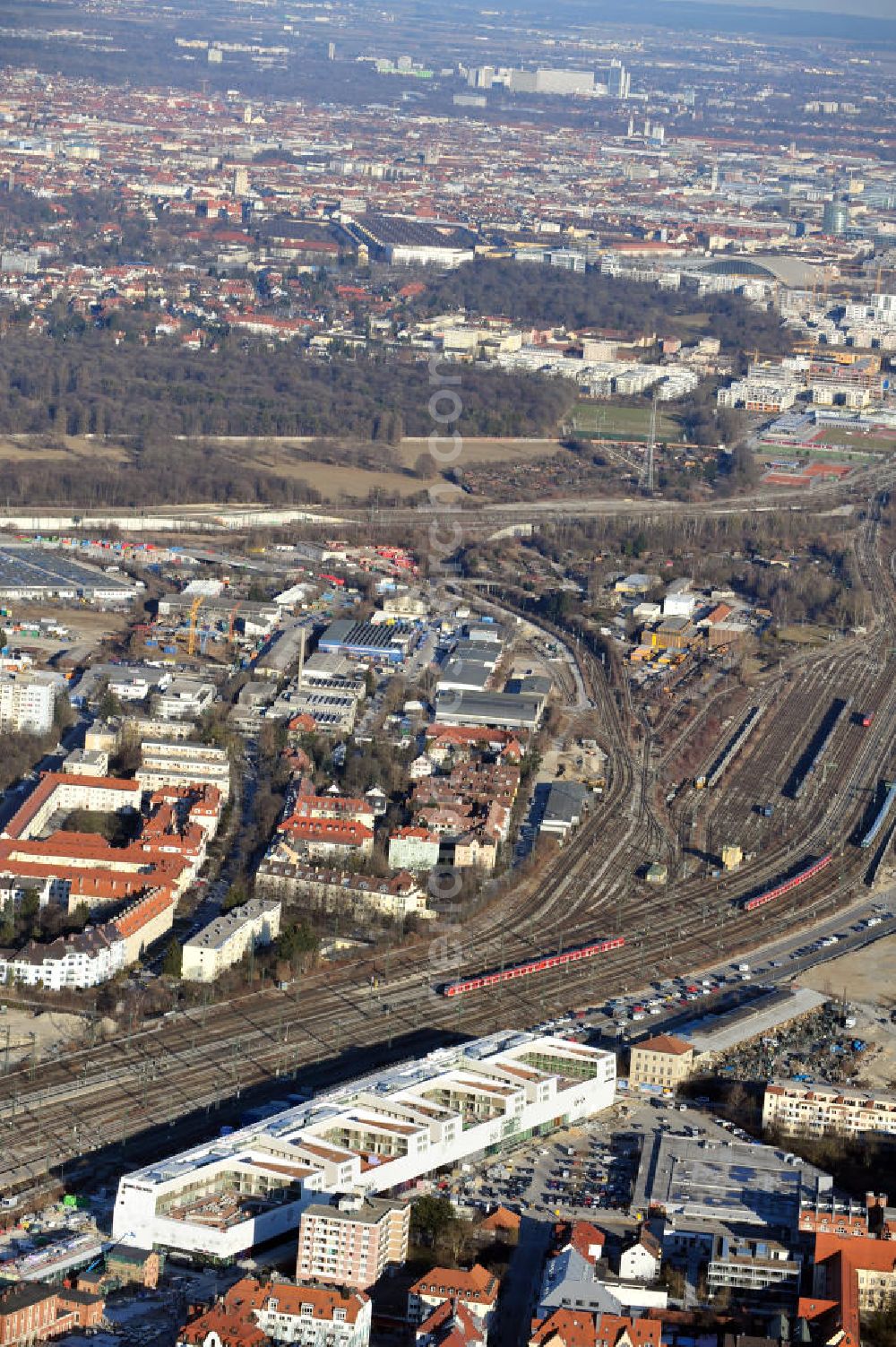 München-Pasing from above - Baustelle / Neubau des Einkaufszentrums Pasing Arcaden, an der Bäckerstraße Ecke Kaflerstraße, sieben Tage vor der Eröffnung direkt am Bahnhof München-Pasing in Bayern. Ein Projekt der mfi management für immobilien AG.