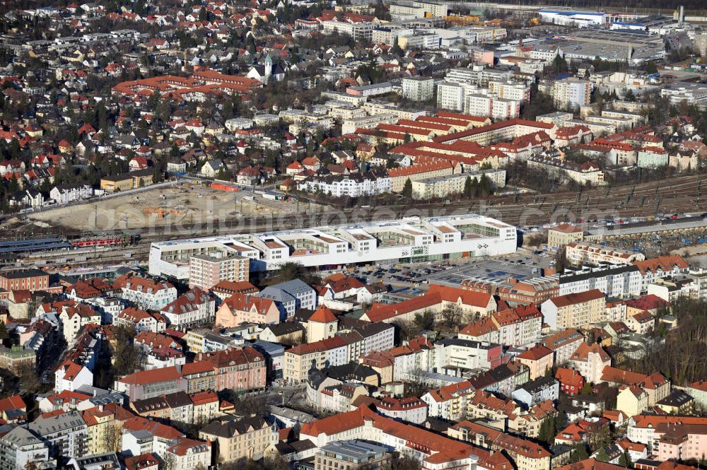 München-Pasing from the bird's eye view: Baustelle / Neubau des Einkaufszentrums Pasing Arcaden, an der Bäckerstraße Ecke Kaflerstraße, sieben Tage vor der Eröffnung direkt am Bahnhof München-Pasing in Bayern. Ein Projekt der mfi management für immobilien AG.