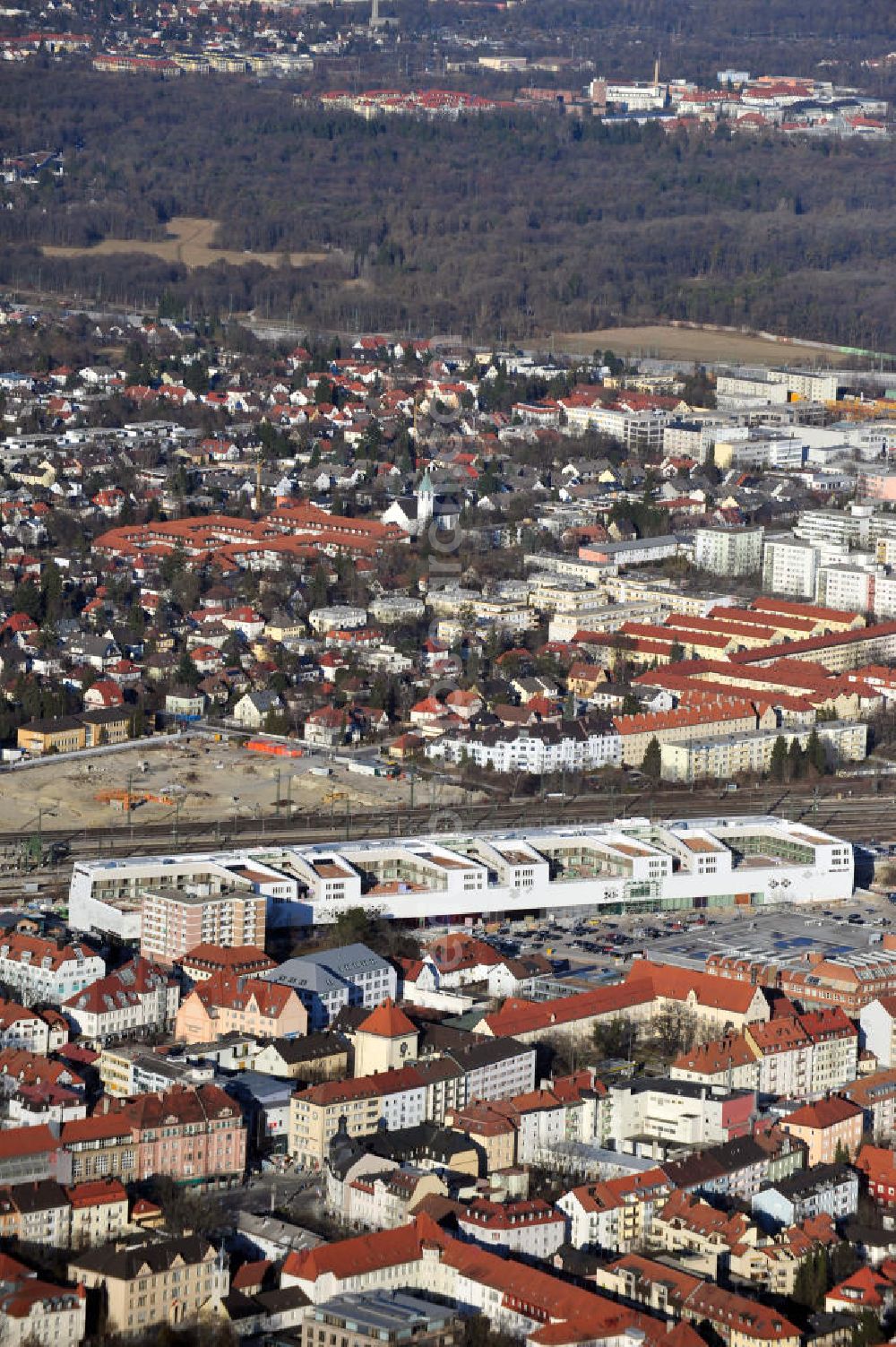 Aerial image München-Pasing - Baustelle / Neubau des Einkaufszentrums Pasing Arcaden, an der Bäckerstraße Ecke Kaflerstraße, sieben Tage vor der Eröffnung direkt am Bahnhof München-Pasing in Bayern. Ein Projekt der mfi management für immobilien AG.