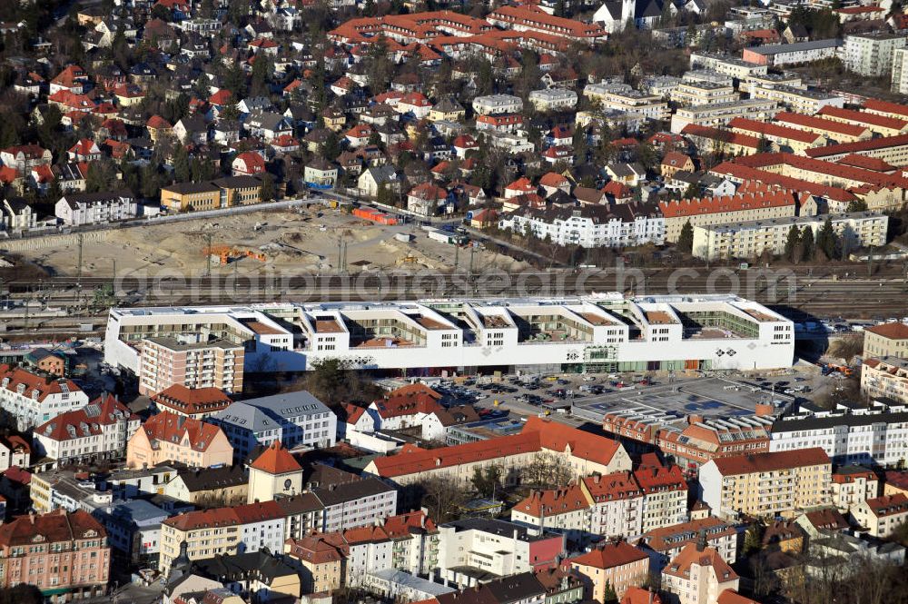 Aerial photograph München-Pasing - Baustelle / Neubau des Einkaufszentrums Pasing Arcaden, an der Bäckerstraße Ecke Kaflerstraße, sieben Tage vor der Eröffnung direkt am Bahnhof München-Pasing in Bayern. Ein Projekt der mfi management für immobilien AG.