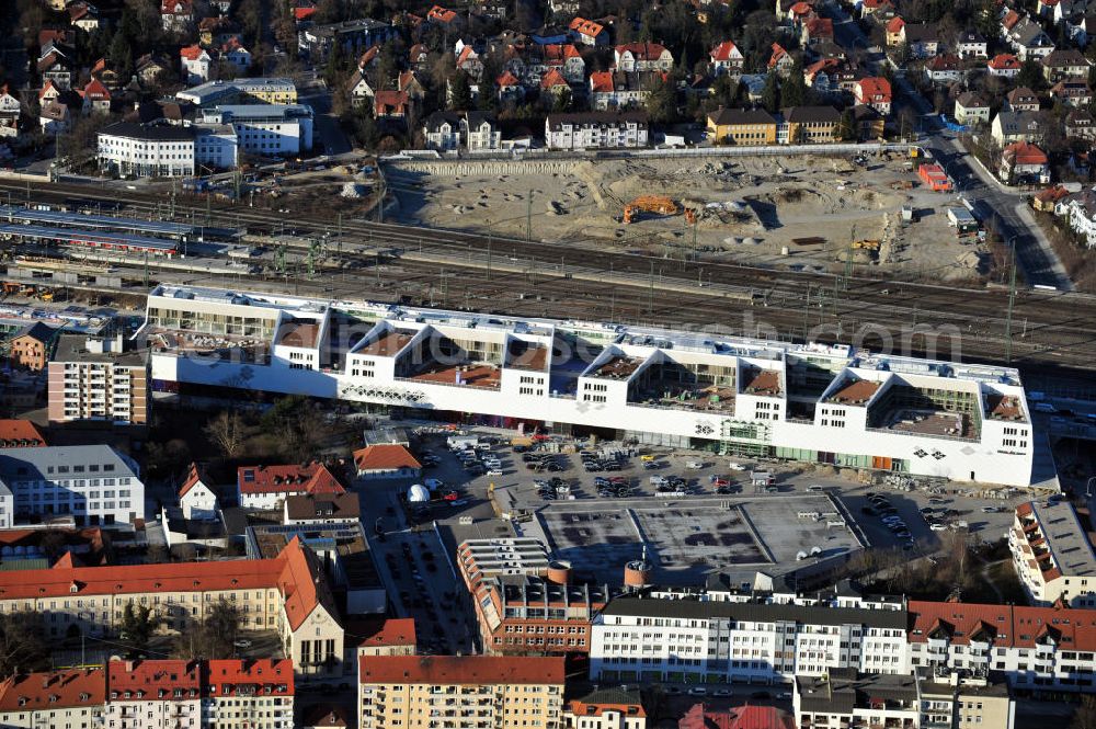 München-Pasing from above - Baustelle / Neubau des Einkaufszentrums Pasing Arcaden, an der Bäckerstraße Ecke Kaflerstraße, sieben Tage vor der Eröffnung direkt am Bahnhof München-Pasing in Bayern. Ein Projekt der mfi management für immobilien AG.