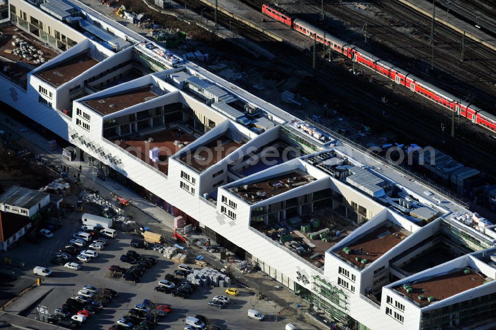 Aerial photograph München-Pasing - Baustelle / Neubau des Einkaufszentrums Pasing Arcaden, an der Bäckerstraße Ecke Kaflerstraße, sieben Tage vor der Eröffnung direkt am Bahnhof München-Pasing in Bayern. Ein Projekt der mfi management für immobilien AG.