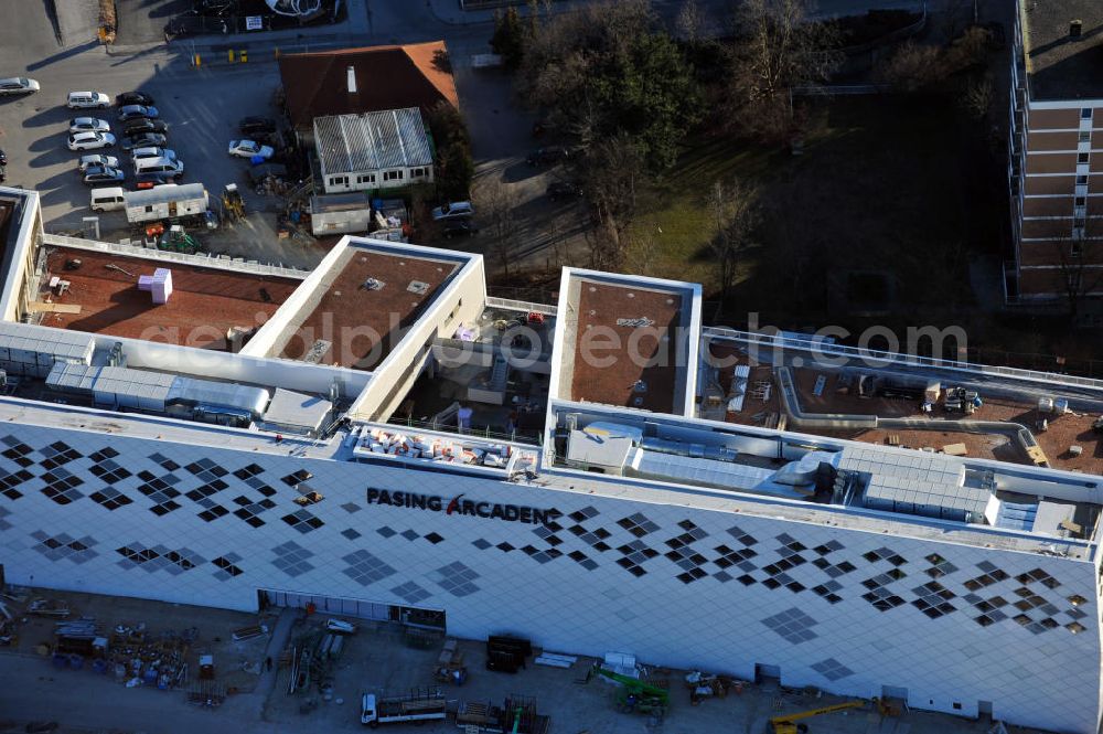 München-Pasing from the bird's eye view: Baustelle / Neubau des Einkaufszentrums Pasing Arcaden, an der Bäckerstraße Ecke Kaflerstraße, sieben Tage vor der Eröffnung direkt am Bahnhof München-Pasing in Bayern. Ein Projekt der mfi management für immobilien AG.