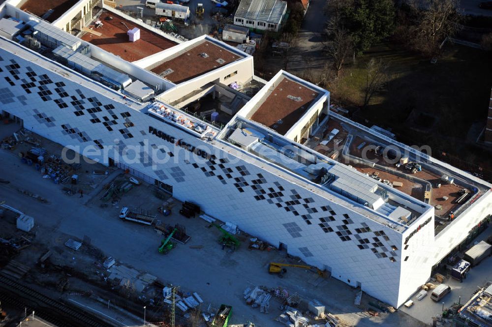 Aerial image München-Pasing - Baustelle / Neubau des Einkaufszentrums Pasing Arcaden, an der Bäckerstraße Ecke Kaflerstraße, sieben Tage vor der Eröffnung direkt am Bahnhof München-Pasing in Bayern. Ein Projekt der mfi management für immobilien AG.