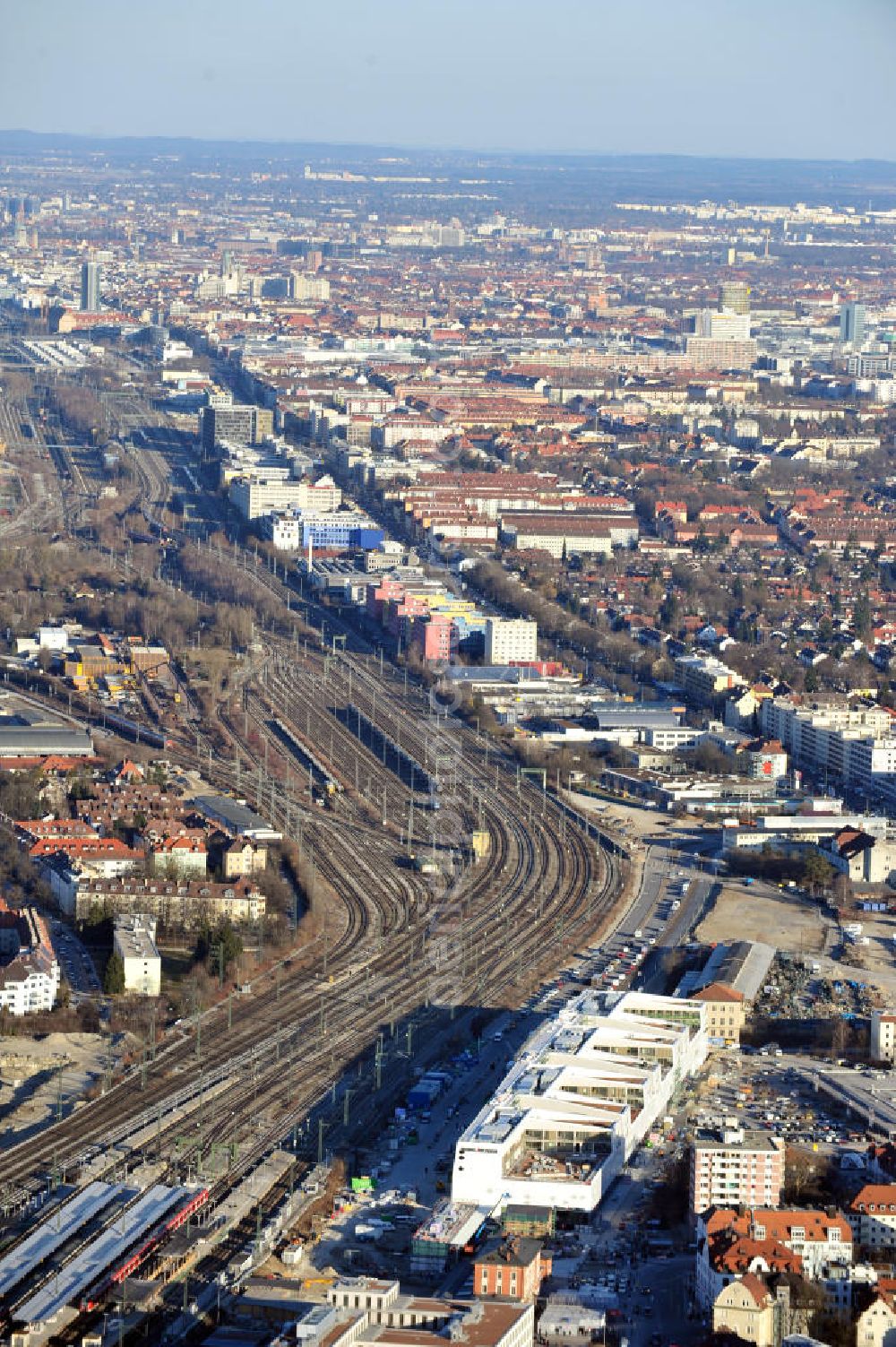 München-Pasing from above - Baustelle / Neubau des Einkaufszentrums Pasing Arcaden, an der Bäckerstraße Ecke Kaflerstraße, sieben Tage vor der Eröffnung direkt am Bahnhof München-Pasing in Bayern. Ein Projekt der mfi management für immobilien AG.