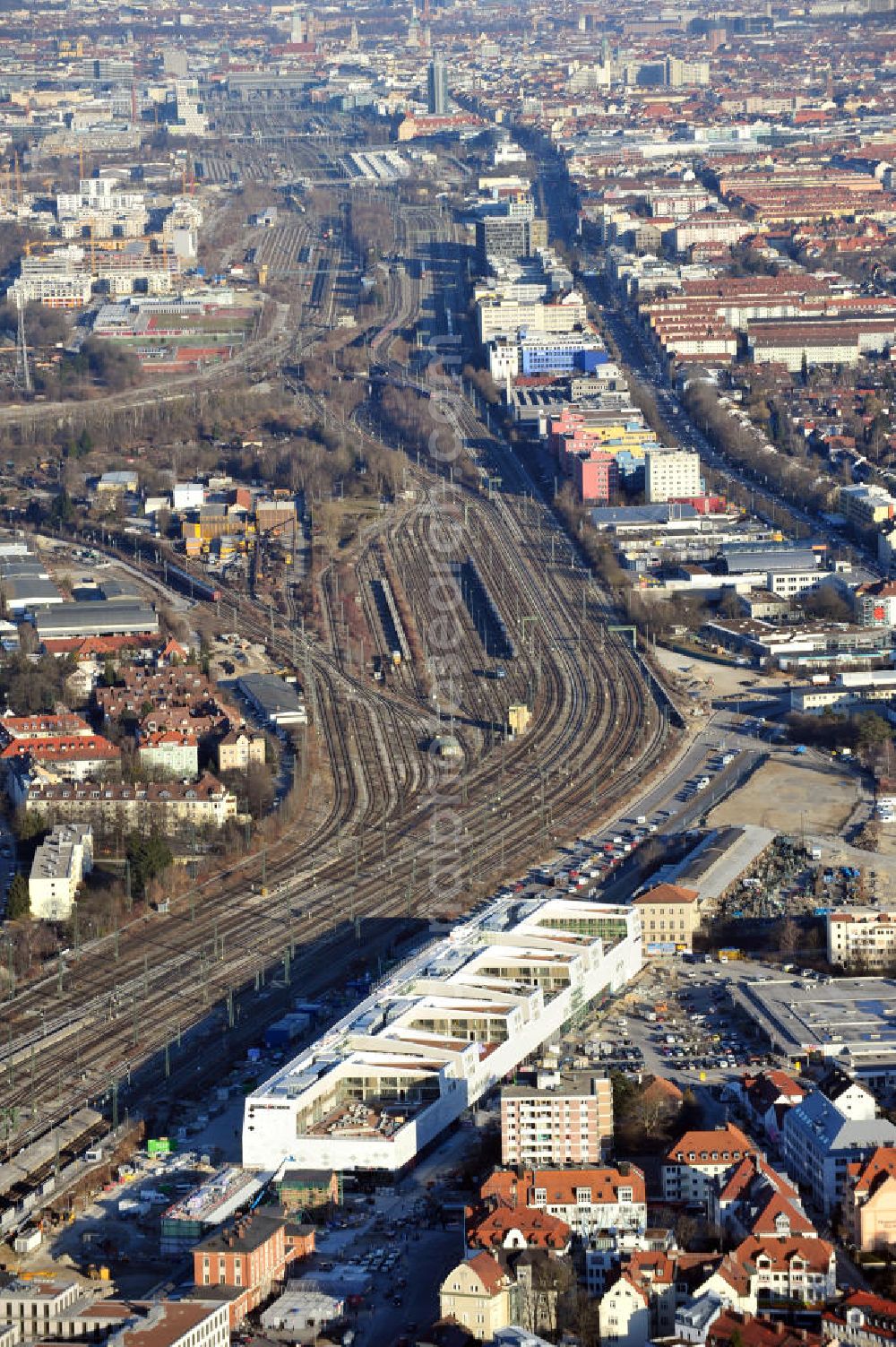 München-Pasing from the bird's eye view: Baustelle / Neubau des Einkaufszentrums Pasing Arcaden, an der Bäckerstraße Ecke Kaflerstraße, sieben Tage vor der Eröffnung direkt am Bahnhof München-Pasing in Bayern. Ein Projekt der mfi management für immobilien AG.