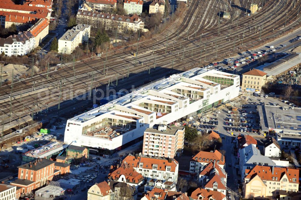 Aerial image München-Pasing - Baustelle / Neubau des Einkaufszentrums Pasing Arcaden, an der Bäckerstraße Ecke Kaflerstraße, sieben Tage vor der Eröffnung direkt am Bahnhof München-Pasing in Bayern. Ein Projekt der mfi management für immobilien AG.