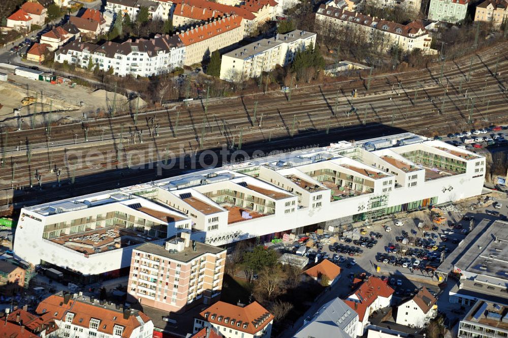 Aerial photograph München-Pasing - Baustelle / Neubau des Einkaufszentrums Pasing Arcaden, an der Bäckerstraße Ecke Kaflerstraße, sieben Tage vor der Eröffnung direkt am Bahnhof München-Pasing in Bayern. Ein Projekt der mfi management für immobilien AG.