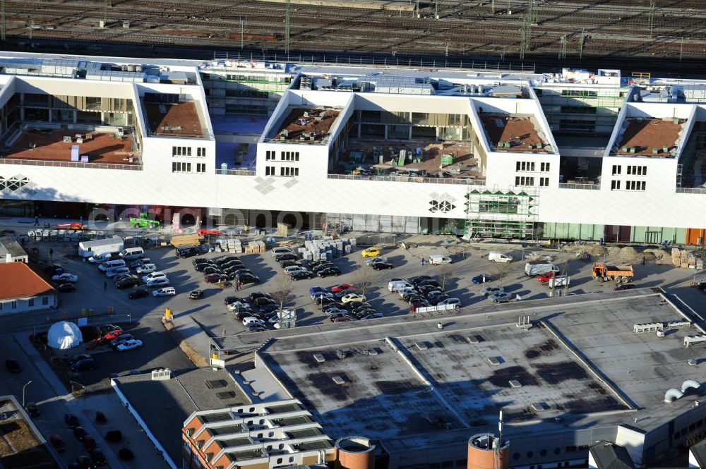 München-Pasing from above - Baustelle / Neubau des Einkaufszentrums Pasing Arcaden, an der Bäckerstraße Ecke Kaflerstraße, sieben Tage vor der Eröffnung direkt am Bahnhof München-Pasing in Bayern. Ein Projekt der mfi management für immobilien AG.