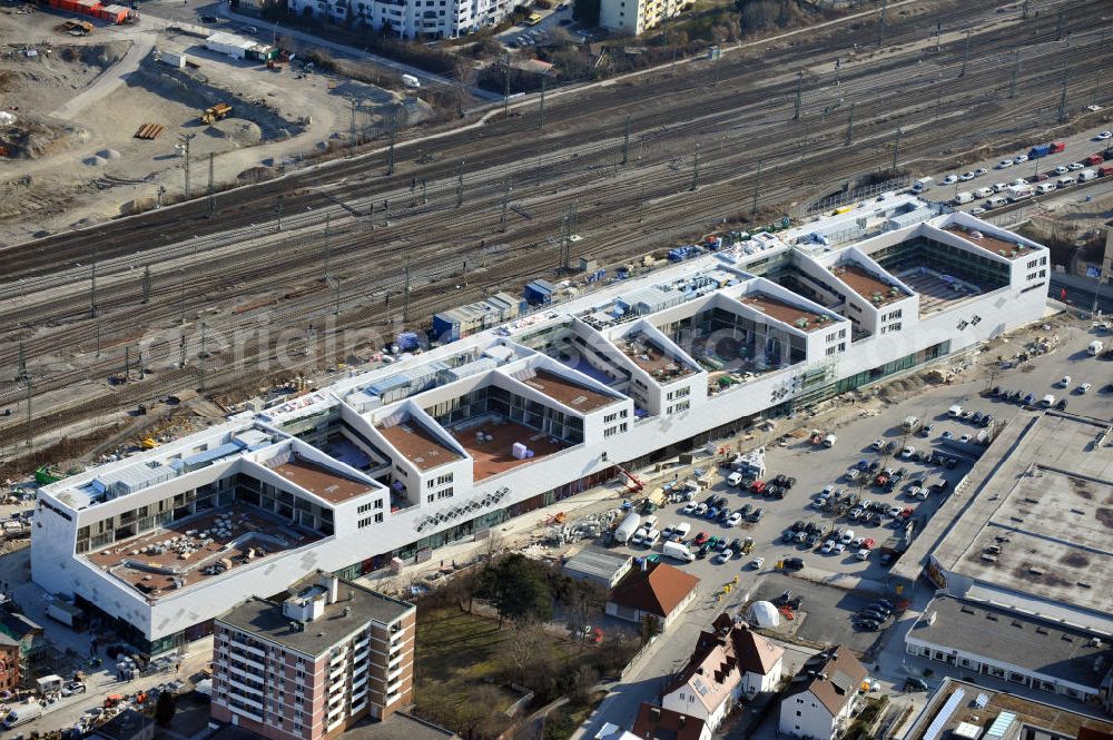 München-Pasing from the bird's eye view: Baustelle / Neubau des Einkaufszentrums Pasing Arcaden, an der Bäckerstraße Ecke Kaflerstraße, sieben Tage vor der Eröffnung direkt am Bahnhof München-Pasing in Bayern. Ein Projekt der mfi management für immobilien AG.