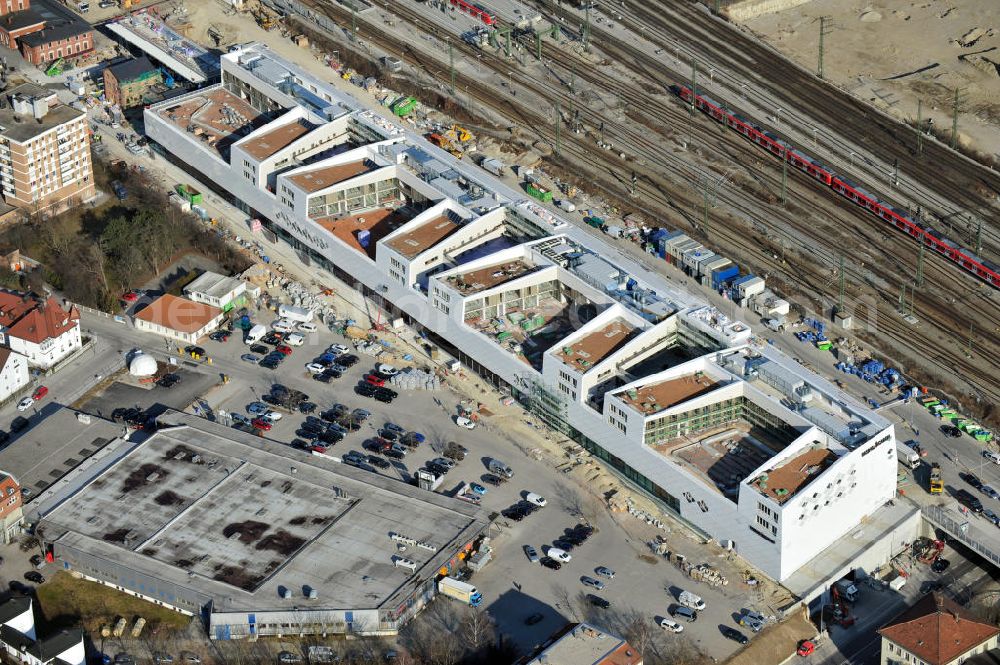 Aerial photograph München-Pasing - Baustelle / Neubau des Einkaufszentrums Pasing Arcaden, an der Bäckerstraße Ecke Kaflerstraße, sieben Tage vor der Eröffnung direkt am Bahnhof München-Pasing in Bayern. Ein Projekt der mfi management für immobilien AG.