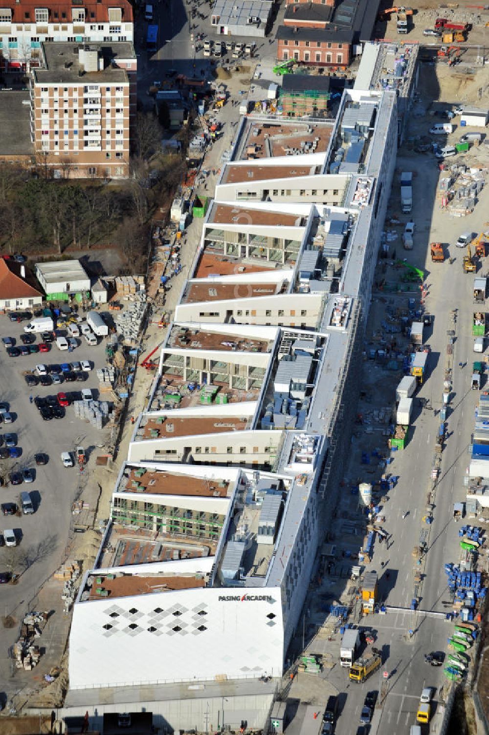 München-Pasing from above - Baustelle / Neubau des Einkaufszentrums Pasing Arcaden, an der Bäckerstraße Ecke Kaflerstraße, sieben Tage vor der Eröffnung direkt am Bahnhof München-Pasing in Bayern. Ein Projekt der mfi management für immobilien AG.