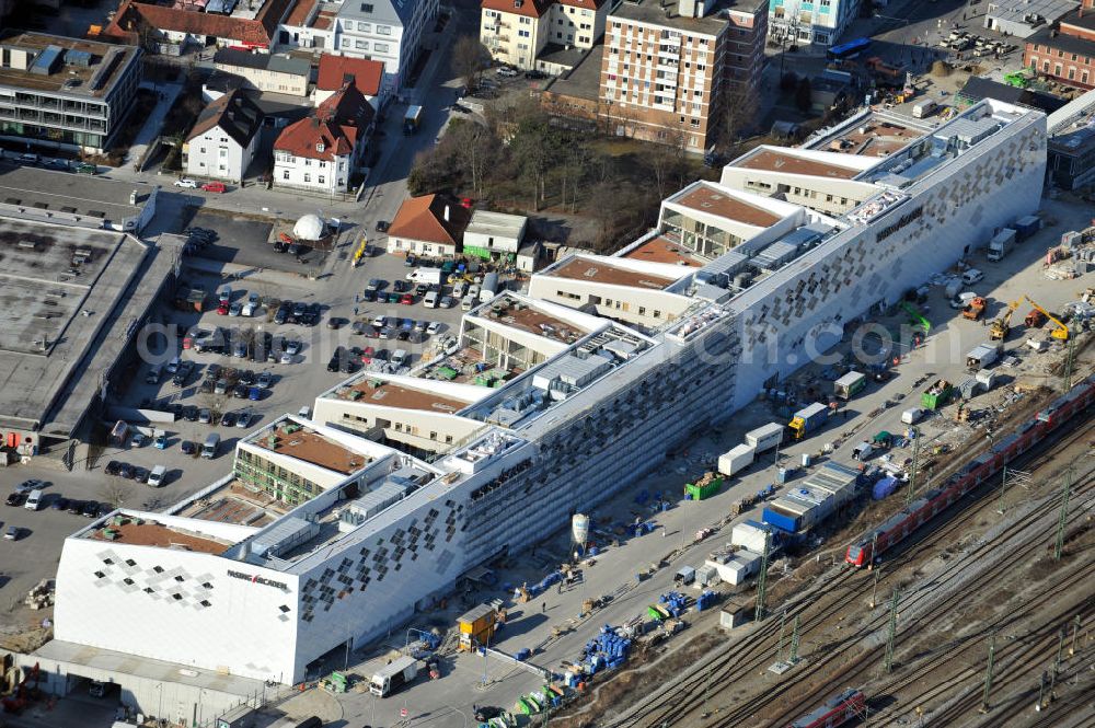 München-Pasing from the bird's eye view: Baustelle / Neubau des Einkaufszentrums Pasing Arcaden, an der Bäckerstraße Ecke Kaflerstraße, sieben Tage vor der Eröffnung direkt am Bahnhof München-Pasing in Bayern. Ein Projekt der mfi management für immobilien AG.