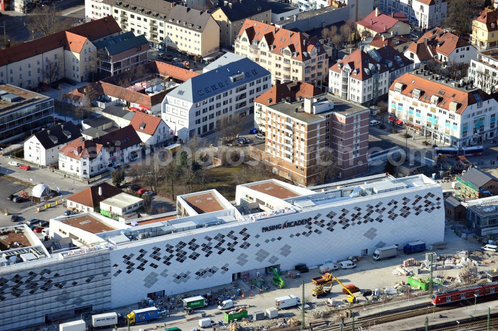 Aerial image München-Pasing - Baustelle / Neubau des Einkaufszentrums Pasing Arcaden, an der Bäckerstraße Ecke Kaflerstraße, sieben Tage vor der Eröffnung direkt am Bahnhof München-Pasing in Bayern. Ein Projekt der mfi management für immobilien AG.