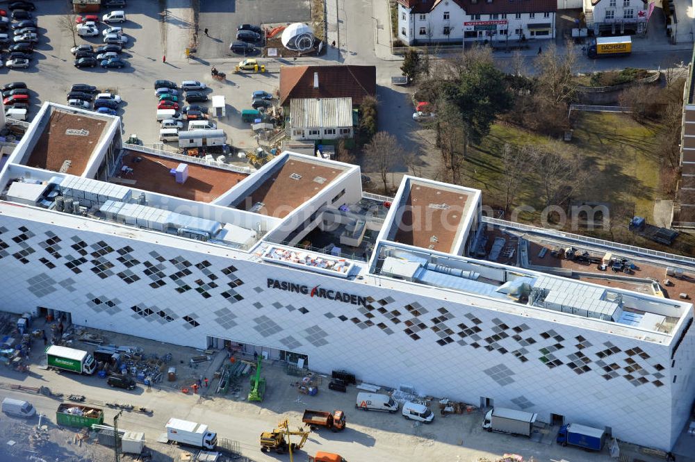 Aerial photograph München-Pasing - Baustelle / Neubau des Einkaufszentrums Pasing Arcaden, an der Bäckerstraße Ecke Kaflerstraße, sieben Tage vor der Eröffnung direkt am Bahnhof München-Pasing in Bayern. Ein Projekt der mfi management für immobilien AG.