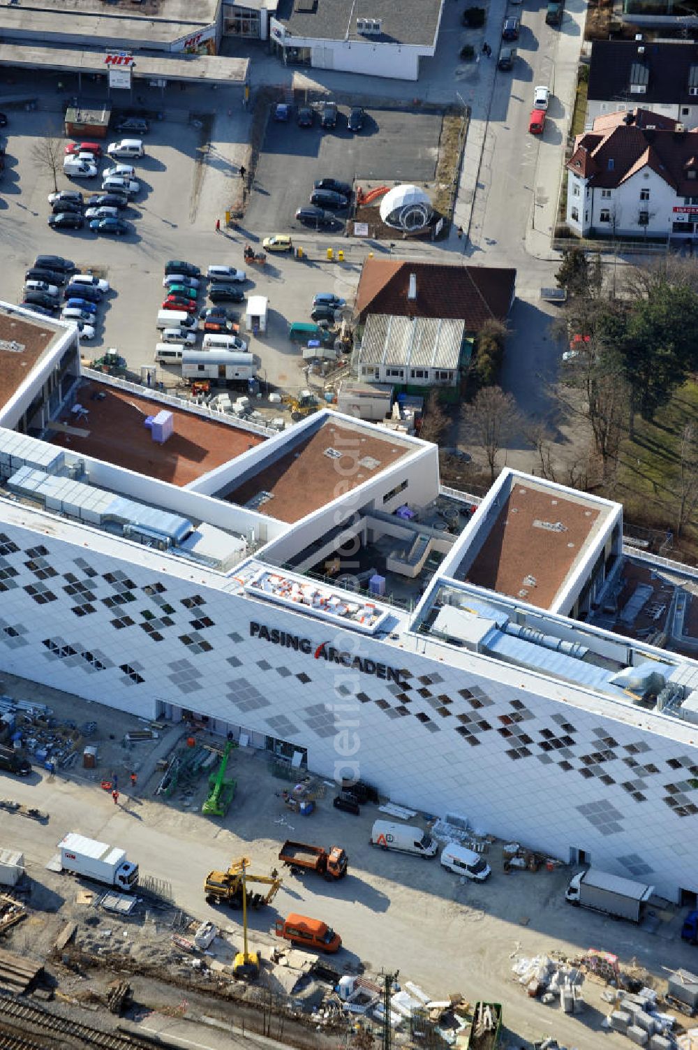 München-Pasing from above - Baustelle / Neubau des Einkaufszentrums Pasing Arcaden, an der Bäckerstraße Ecke Kaflerstraße, sieben Tage vor der Eröffnung direkt am Bahnhof München-Pasing in Bayern. Ein Projekt der mfi management für immobilien AG.