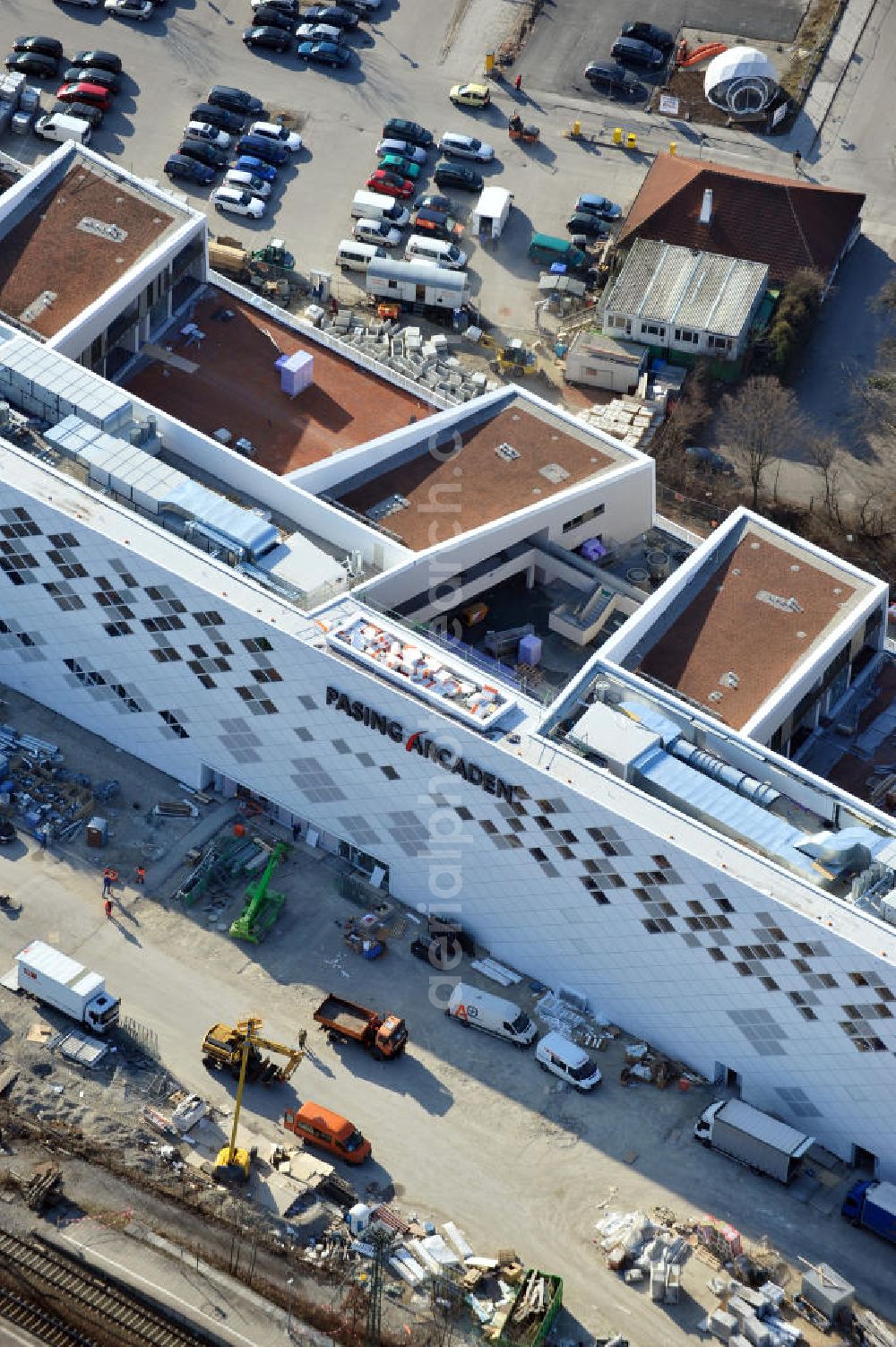 München-Pasing from the bird's eye view: Baustelle / Neubau des Einkaufszentrums Pasing Arcaden, an der Bäckerstraße Ecke Kaflerstraße, sieben Tage vor der Eröffnung direkt am Bahnhof München-Pasing in Bayern. Ein Projekt der mfi management für immobilien AG.