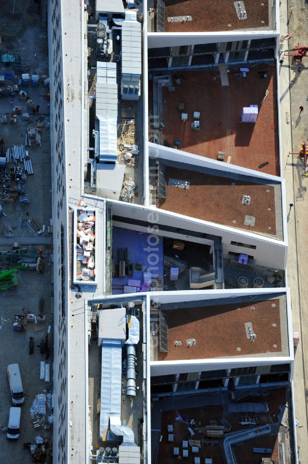 Aerial image München-Pasing - Baustelle / Neubau des Einkaufszentrums Pasing Arcaden, an der Bäckerstraße Ecke Kaflerstraße, sieben Tage vor der Eröffnung direkt am Bahnhof München-Pasing in Bayern. Ein Projekt der mfi management für immobilien AG.