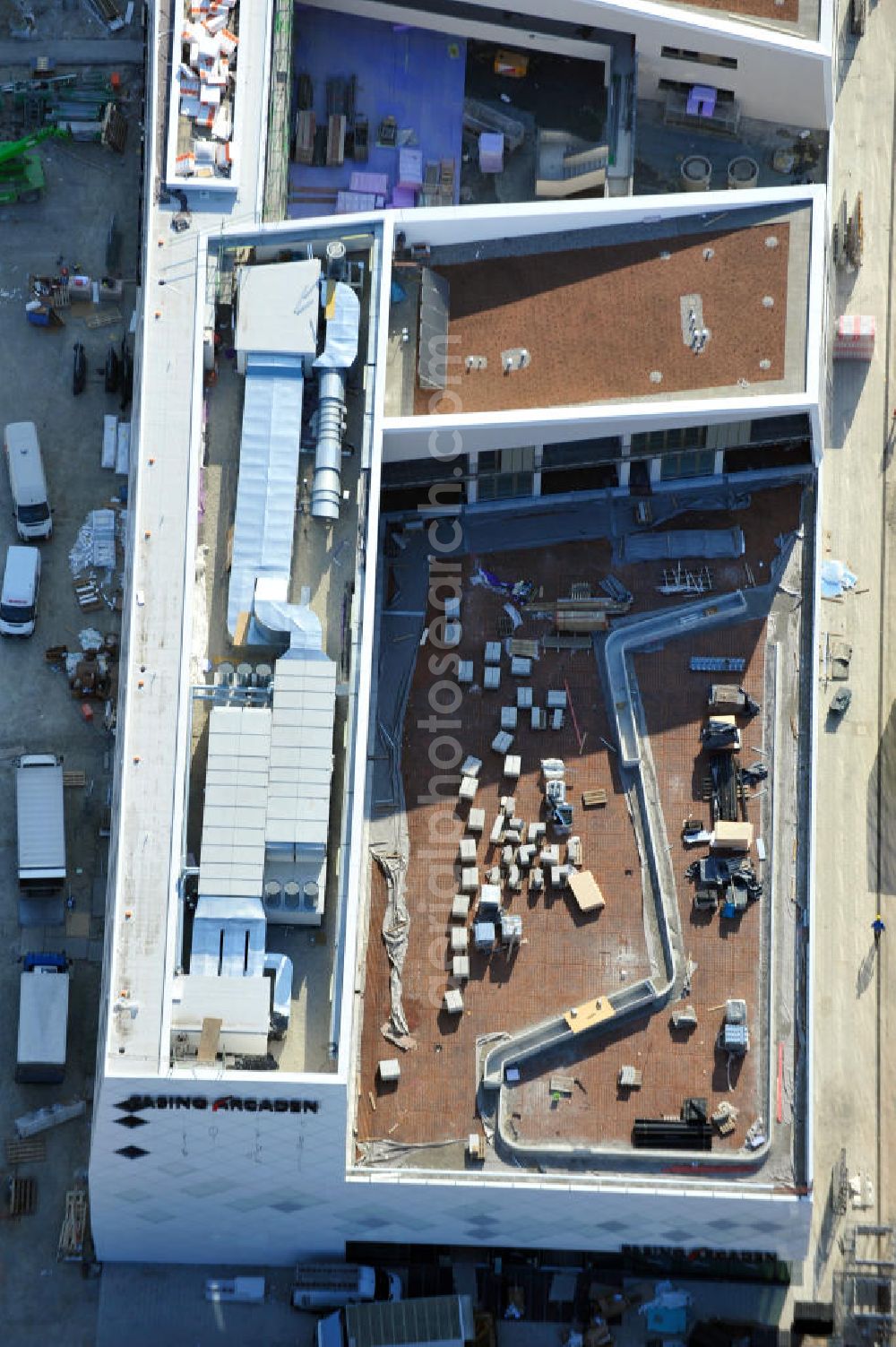 Aerial photograph München-Pasing - Baustelle / Neubau des Einkaufszentrums Pasing Arcaden, an der Bäckerstraße Ecke Kaflerstraße, sieben Tage vor der Eröffnung direkt am Bahnhof München-Pasing in Bayern. Ein Projekt der mfi management für immobilien AG.