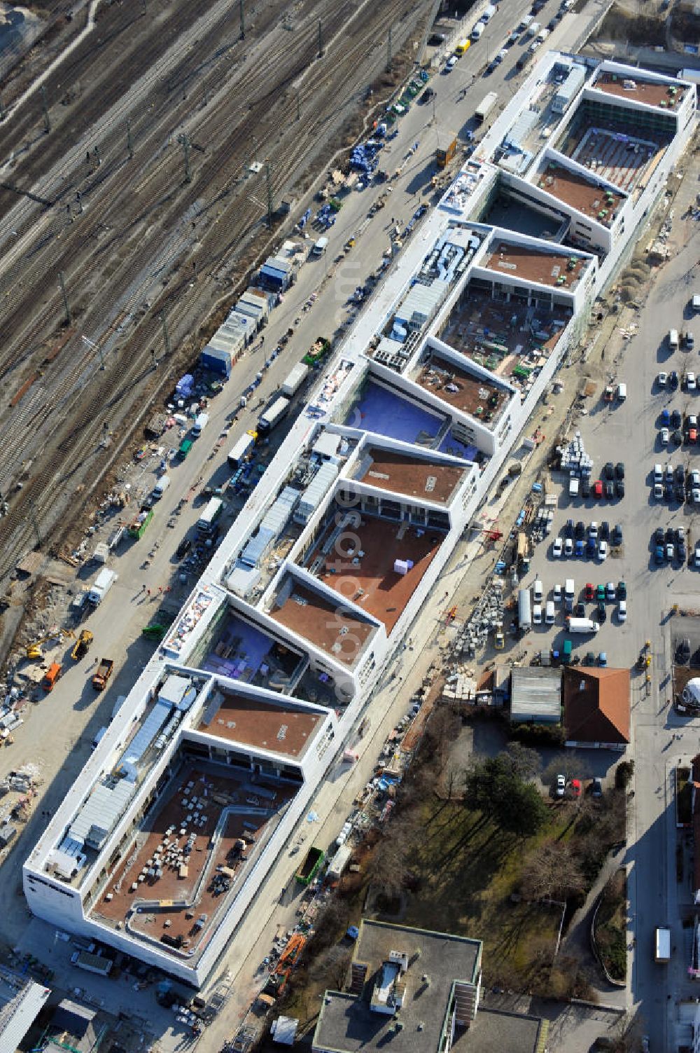 München-Pasing from above - Baustelle / Neubau des Einkaufszentrums Pasing Arcaden, an der Bäckerstraße Ecke Kaflerstraße, sieben Tage vor der Eröffnung direkt am Bahnhof München-Pasing in Bayern. Ein Projekt der mfi management für immobilien AG.