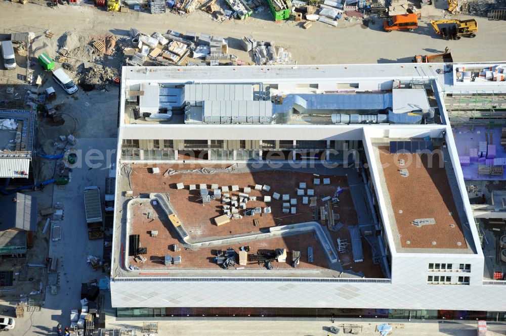 München-Pasing from the bird's eye view: Baustelle / Neubau des Einkaufszentrums Pasing Arcaden, an der Bäckerstraße Ecke Kaflerstraße, sieben Tage vor der Eröffnung direkt am Bahnhof München-Pasing in Bayern. Ein Projekt der mfi management für immobilien AG.