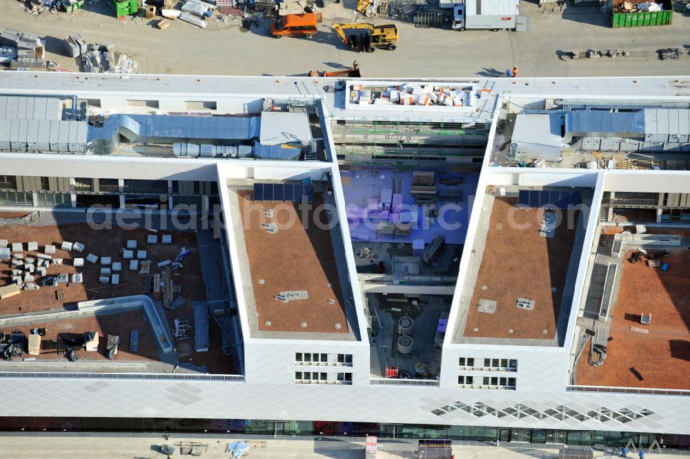 Aerial image München-Pasing - Baustelle / Neubau des Einkaufszentrums Pasing Arcaden, an der Bäckerstraße Ecke Kaflerstraße, sieben Tage vor der Eröffnung direkt am Bahnhof München-Pasing in Bayern. Ein Projekt der mfi management für immobilien AG.