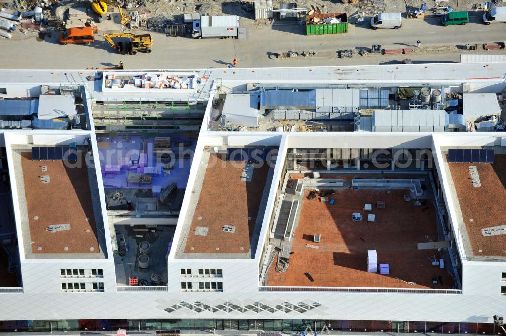 Aerial photograph München-Pasing - Baustelle / Neubau des Einkaufszentrums Pasing Arcaden, an der Bäckerstraße Ecke Kaflerstraße, sieben Tage vor der Eröffnung direkt am Bahnhof München-Pasing in Bayern. Ein Projekt der mfi management für immobilien AG.