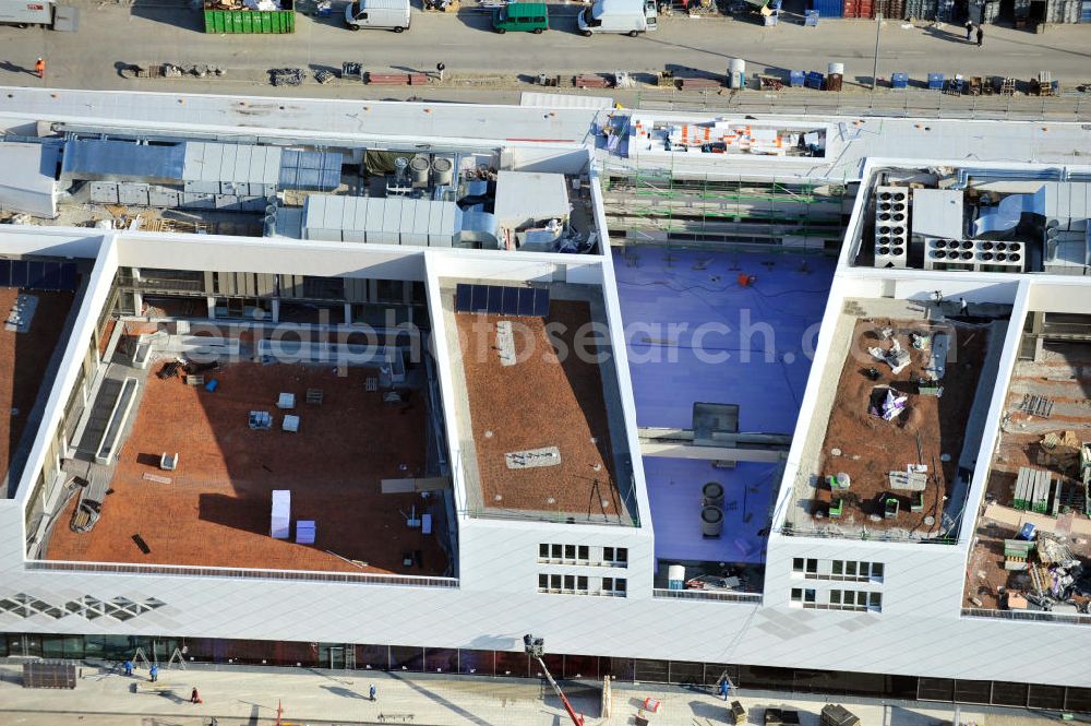 München-Pasing from above - Baustelle / Neubau des Einkaufszentrums Pasing Arcaden, an der Bäckerstraße Ecke Kaflerstraße, sieben Tage vor der Eröffnung direkt am Bahnhof München-Pasing in Bayern. Ein Projekt der mfi management für immobilien AG.