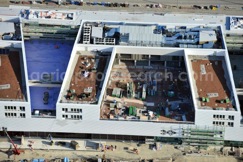 München-Pasing from the bird's eye view: Baustelle / Neubau des Einkaufszentrums Pasing Arcaden, an der Bäckerstraße Ecke Kaflerstraße, sieben Tage vor der Eröffnung direkt am Bahnhof München-Pasing in Bayern. Ein Projekt der mfi management für immobilien AG.