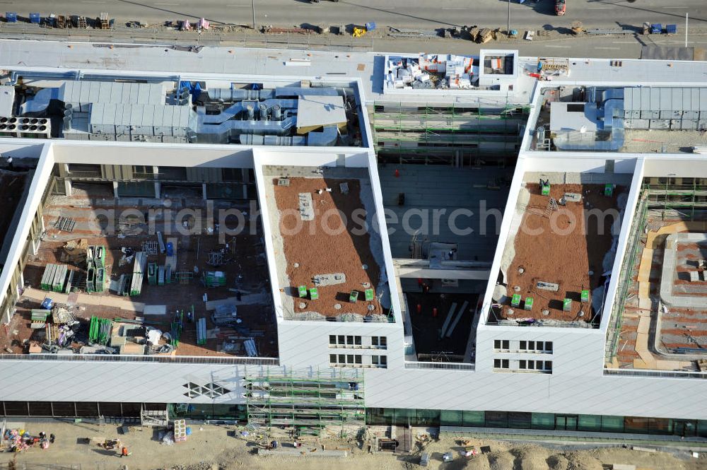 Aerial image München-Pasing - Baustelle / Neubau des Einkaufszentrums Pasing Arcaden, an der Bäckerstraße Ecke Kaflerstraße, sieben Tage vor der Eröffnung direkt am Bahnhof München-Pasing in Bayern. Ein Projekt der mfi management für immobilien AG.