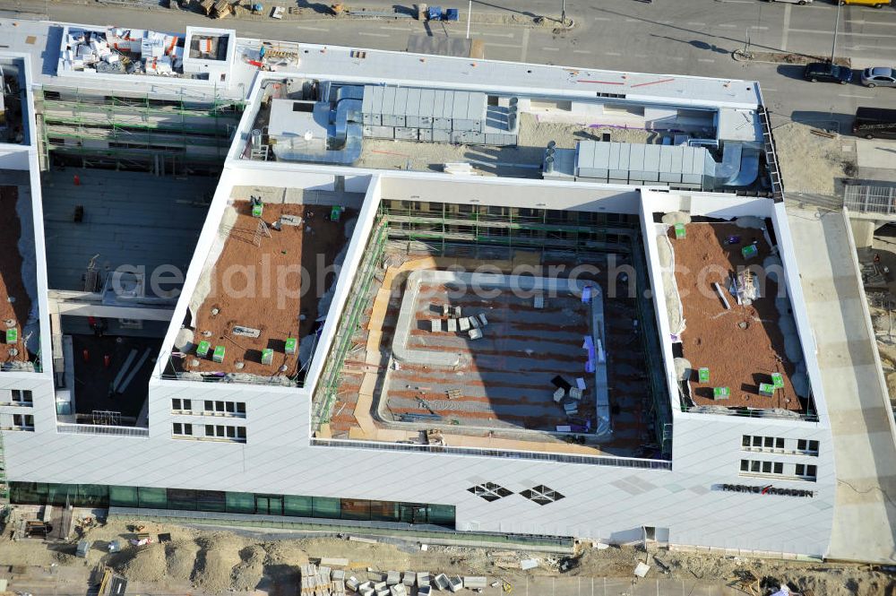 Aerial photograph München-Pasing - Baustelle / Neubau des Einkaufszentrums Pasing Arcaden, an der Bäckerstraße Ecke Kaflerstraße, sieben Tage vor der Eröffnung direkt am Bahnhof München-Pasing in Bayern. Ein Projekt der mfi management für immobilien AG.