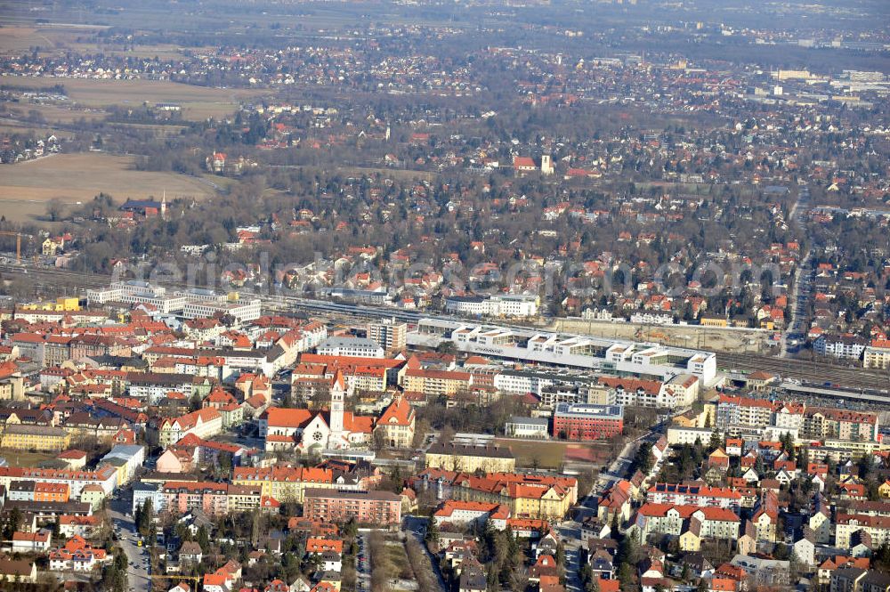 München-Pasing from above - Baustelle / Neubau des Einkaufszentrums Pasing Arcaden, an der Bäckerstraße Ecke Kaflerstraße, sieben Tage vor der Eröffnung direkt am Bahnhof München-Pasing in Bayern. Ein Projekt der mfi management für immobilien AG.