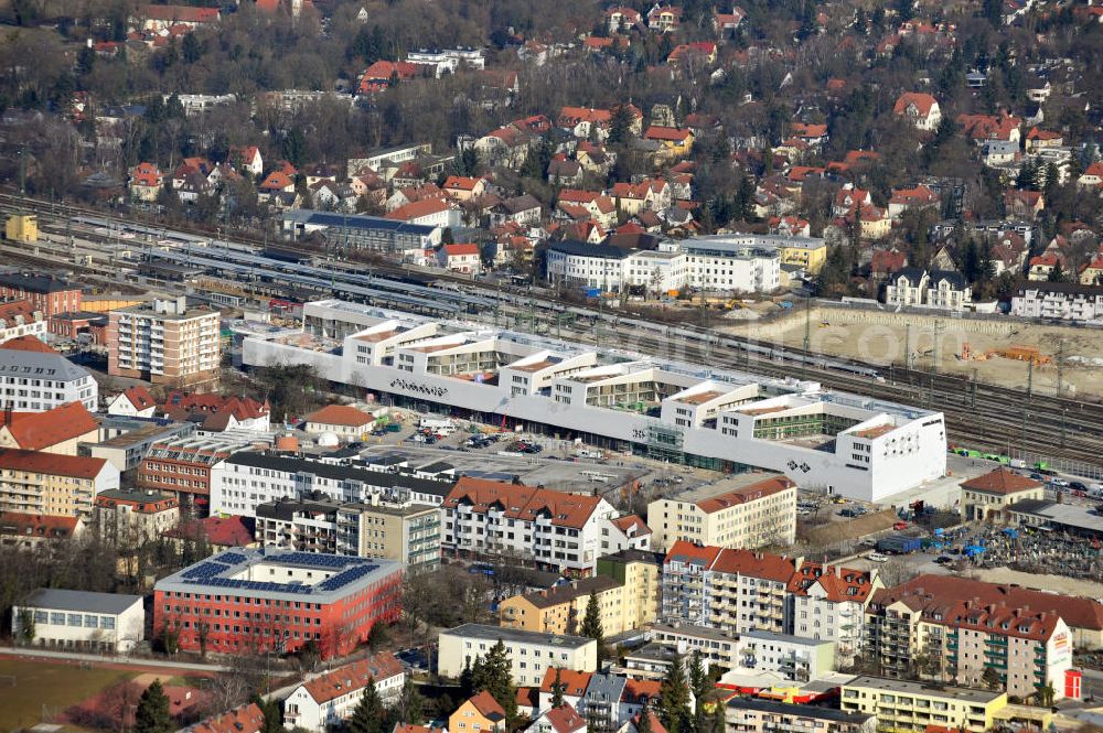 München-Pasing from the bird's eye view: Baustelle / Neubau des Einkaufszentrums Pasing Arcaden, an der Bäckerstraße Ecke Kaflerstraße, sieben Tage vor der Eröffnung direkt am Bahnhof München-Pasing in Bayern. Ein Projekt der mfi management für immobilien AG.