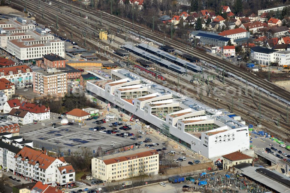 Aerial photograph München-Pasing - Baustelle / Neubau des Einkaufszentrums Pasing Arcaden, an der Bäckerstraße Ecke Kaflerstraße, sieben Tage vor der Eröffnung direkt am Bahnhof München-Pasing in Bayern. Ein Projekt der mfi management für immobilien AG.