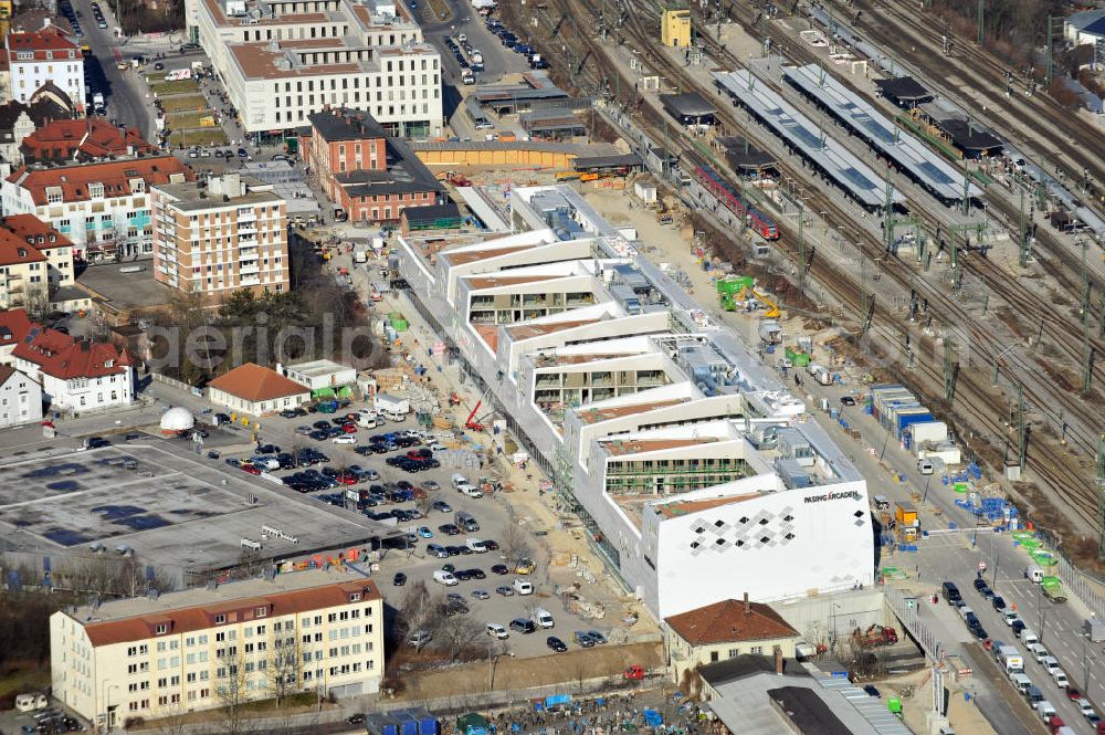 München-Pasing from above - Baustelle / Neubau des Einkaufszentrums Pasing Arcaden, an der Bäckerstraße Ecke Kaflerstraße, sieben Tage vor der Eröffnung direkt am Bahnhof München-Pasing in Bayern. Ein Projekt der mfi management für immobilien AG.