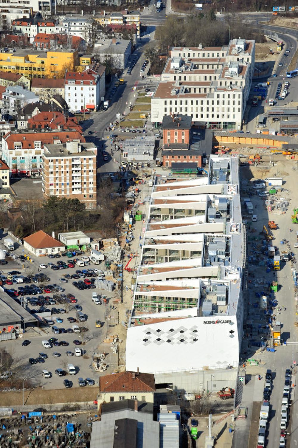 München-Pasing from the bird's eye view: Baustelle / Neubau des Einkaufszentrums Pasing Arcaden, an der Bäckerstraße Ecke Kaflerstraße, sieben Tage vor der Eröffnung direkt am Bahnhof München-Pasing in Bayern. Ein Projekt der mfi management für immobilien AG.