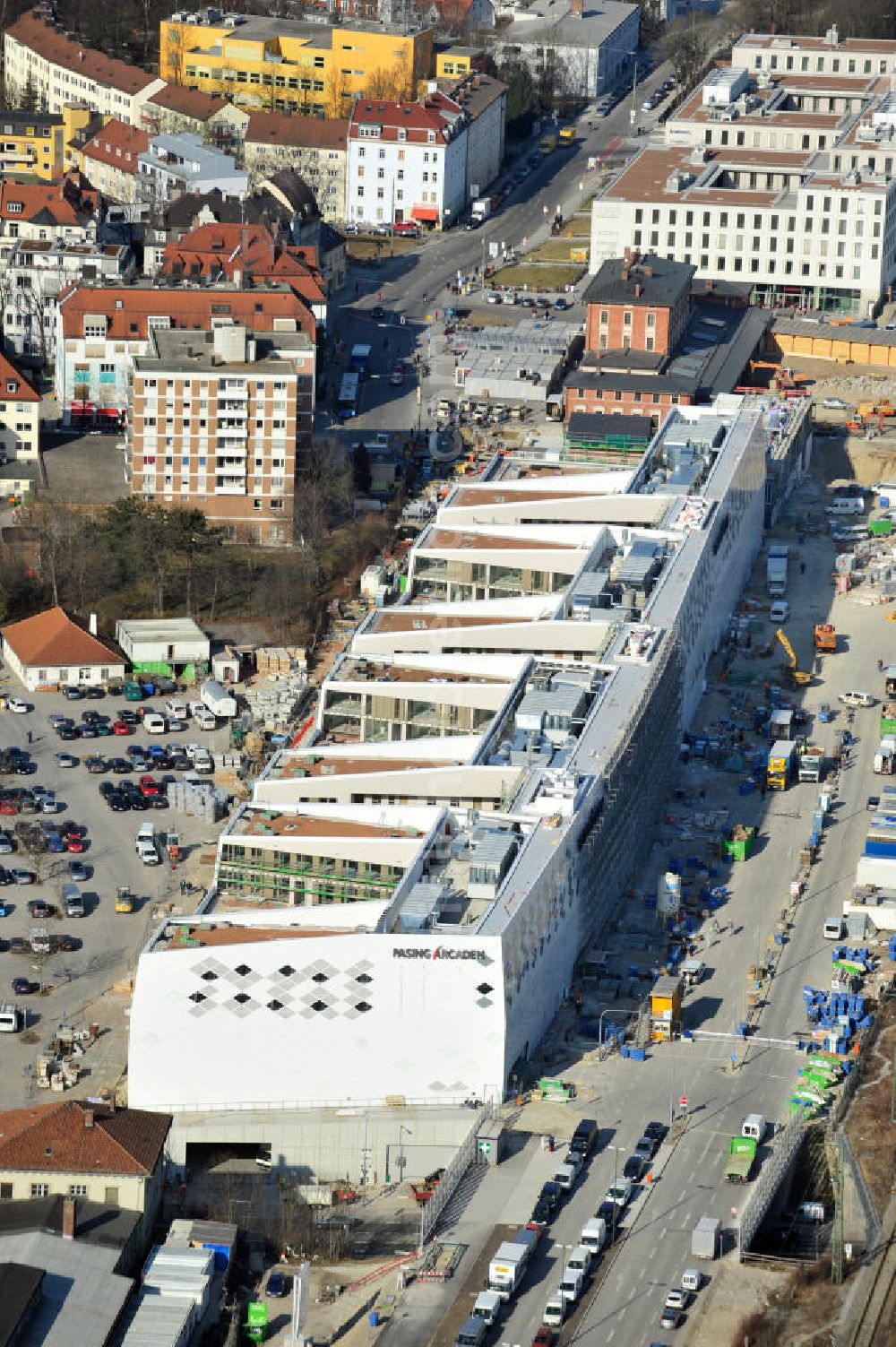 Aerial image München-Pasing - Baustelle / Neubau des Einkaufszentrums Pasing Arcaden, an der Bäckerstraße Ecke Kaflerstraße, sieben Tage vor der Eröffnung direkt am Bahnhof München-Pasing in Bayern. Ein Projekt der mfi management für immobilien AG.