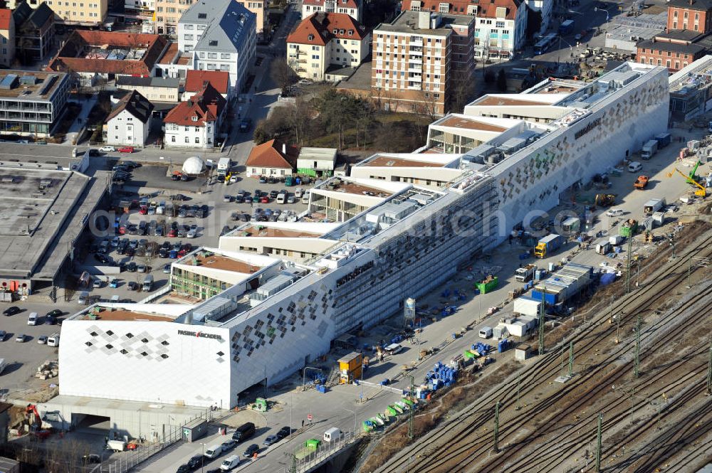 Aerial photograph München-Pasing - Baustelle / Neubau des Einkaufszentrums Pasing Arcaden, an der Bäckerstraße Ecke Kaflerstraße, sieben Tage vor der Eröffnung direkt am Bahnhof München-Pasing in Bayern. Ein Projekt der mfi management für immobilien AG.