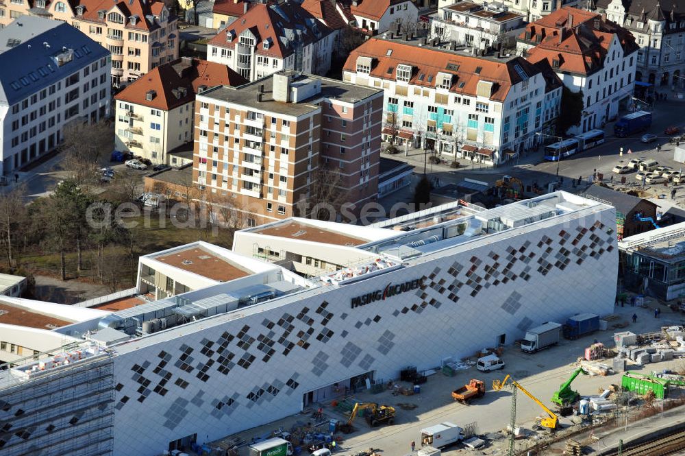 München-Pasing from above - Baustelle / Neubau des Einkaufszentrums Pasing Arcaden, an der Bäckerstraße Ecke Kaflerstraße, sieben Tage vor der Eröffnung direkt am Bahnhof München-Pasing in Bayern. Ein Projekt der mfi management für immobilien AG.