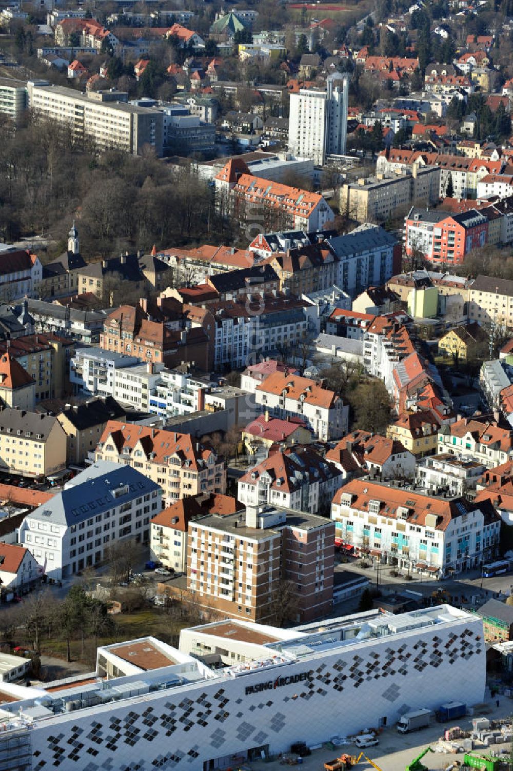 München-Pasing from the bird's eye view: Baustelle / Neubau des Einkaufszentrums Pasing Arcaden, an der Bäckerstraße Ecke Kaflerstraße, sieben Tage vor der Eröffnung direkt am Bahnhof München-Pasing in Bayern. Ein Projekt der mfi management für immobilien AG.